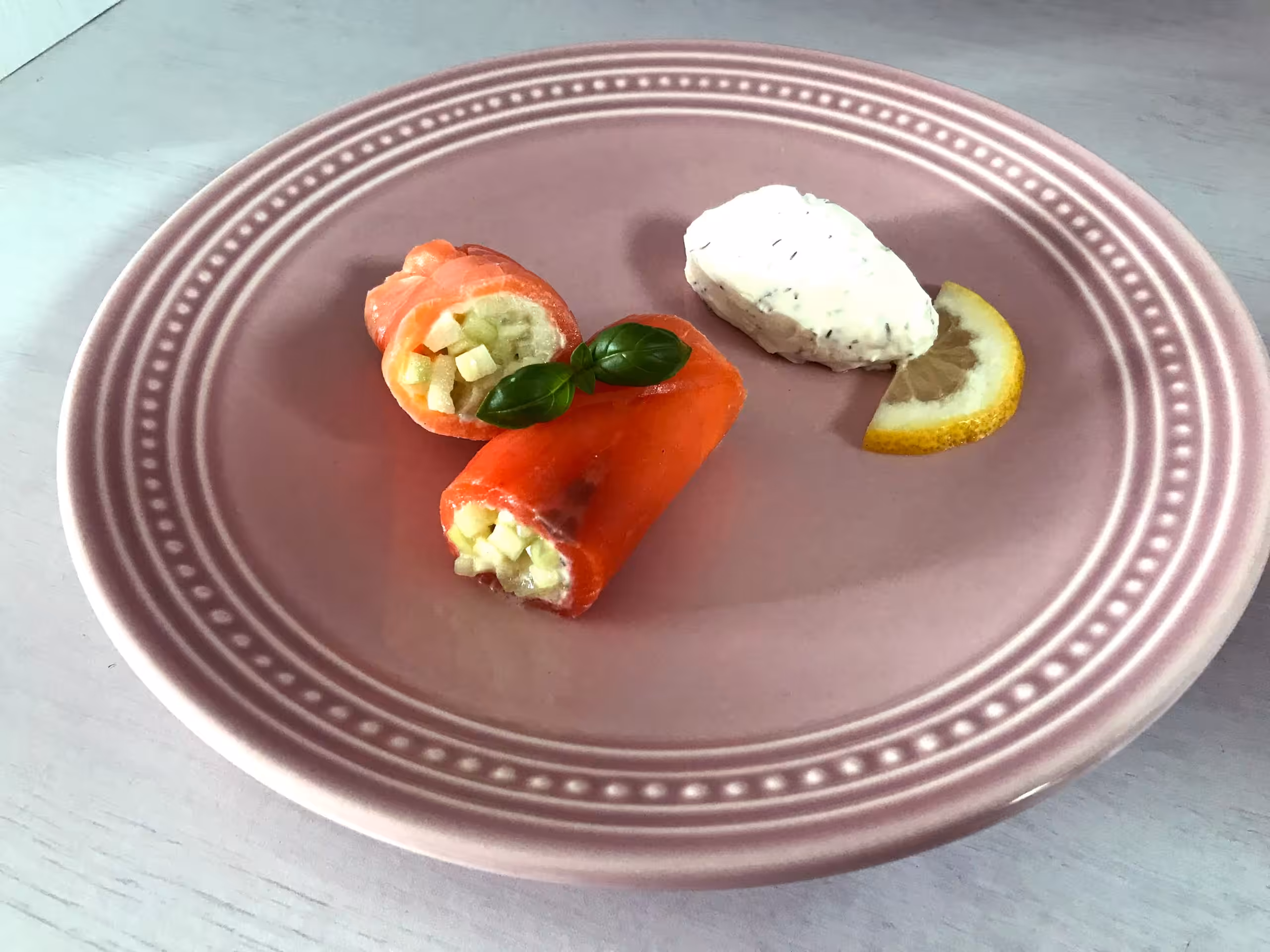 La photo représente la recette : Rouleaux de saumon fumé, pomme, courgette et concombre