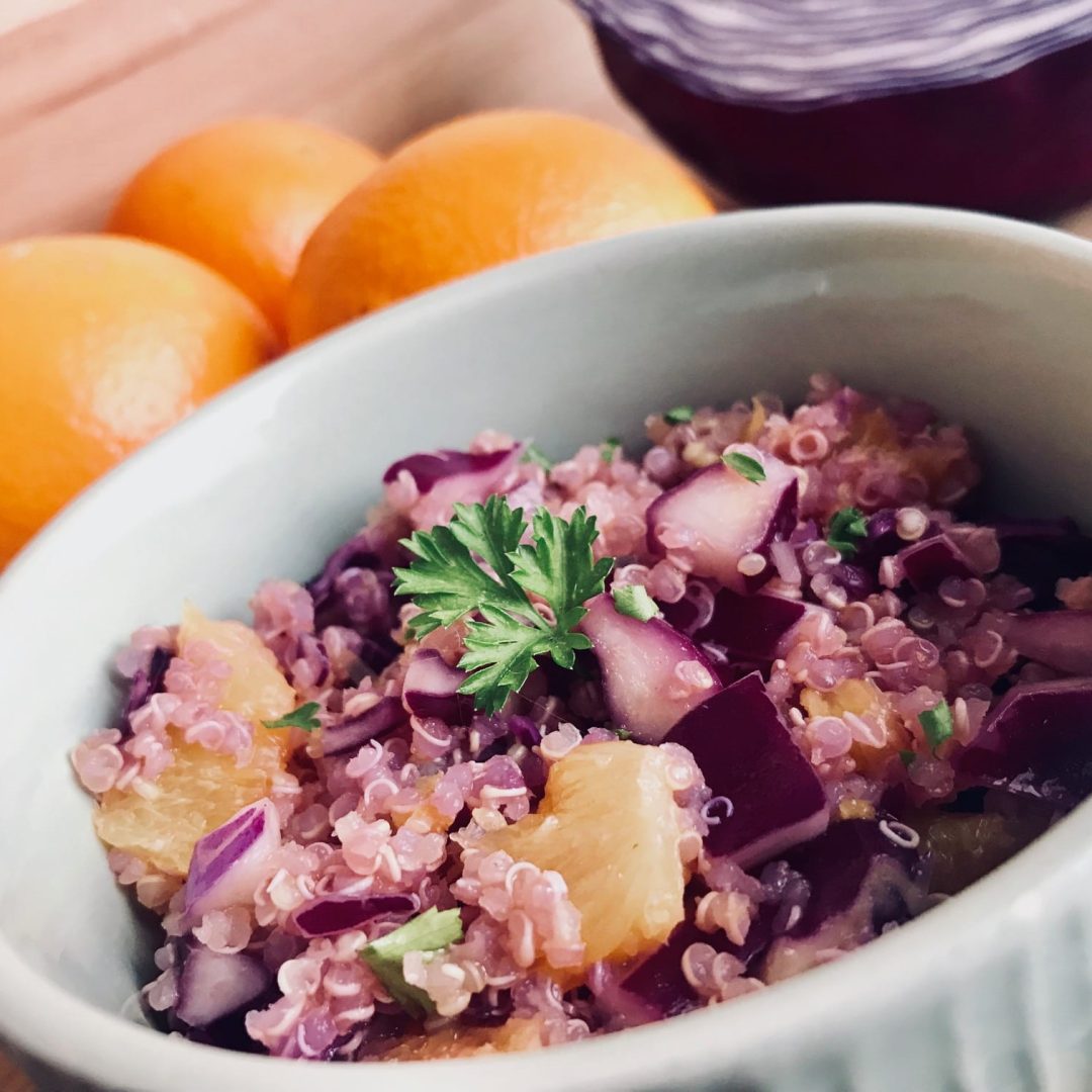 La photo représente la recette : Salade de chou rouge, quinoa et vinaigrette à l'orange