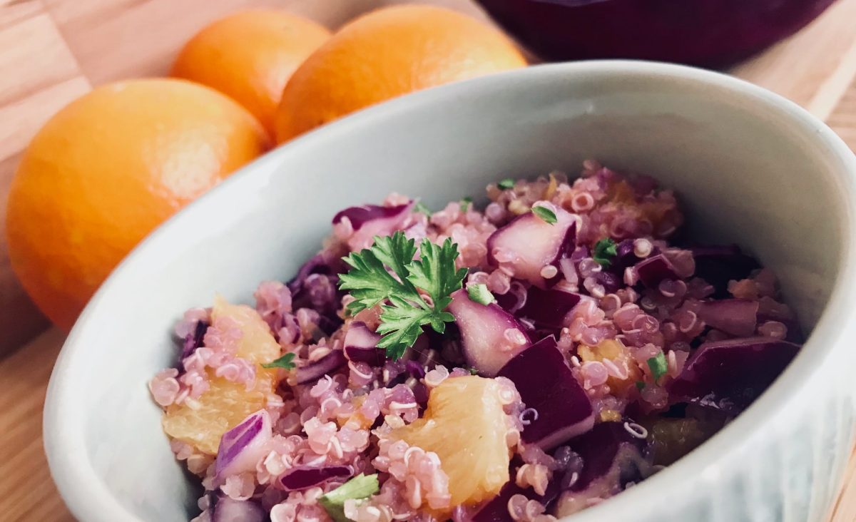 La photo représente la recette : Red Cabbage and Quinoa Salad with Orange Vinaigrette