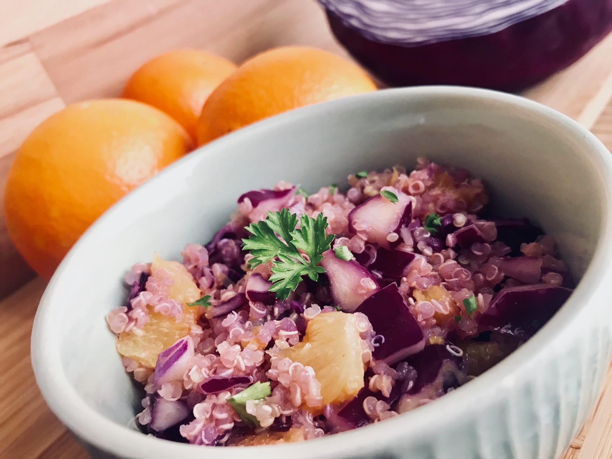 La photo représente la recette : Salade de chou rouge, quinoa et vinaigrette à l'orange