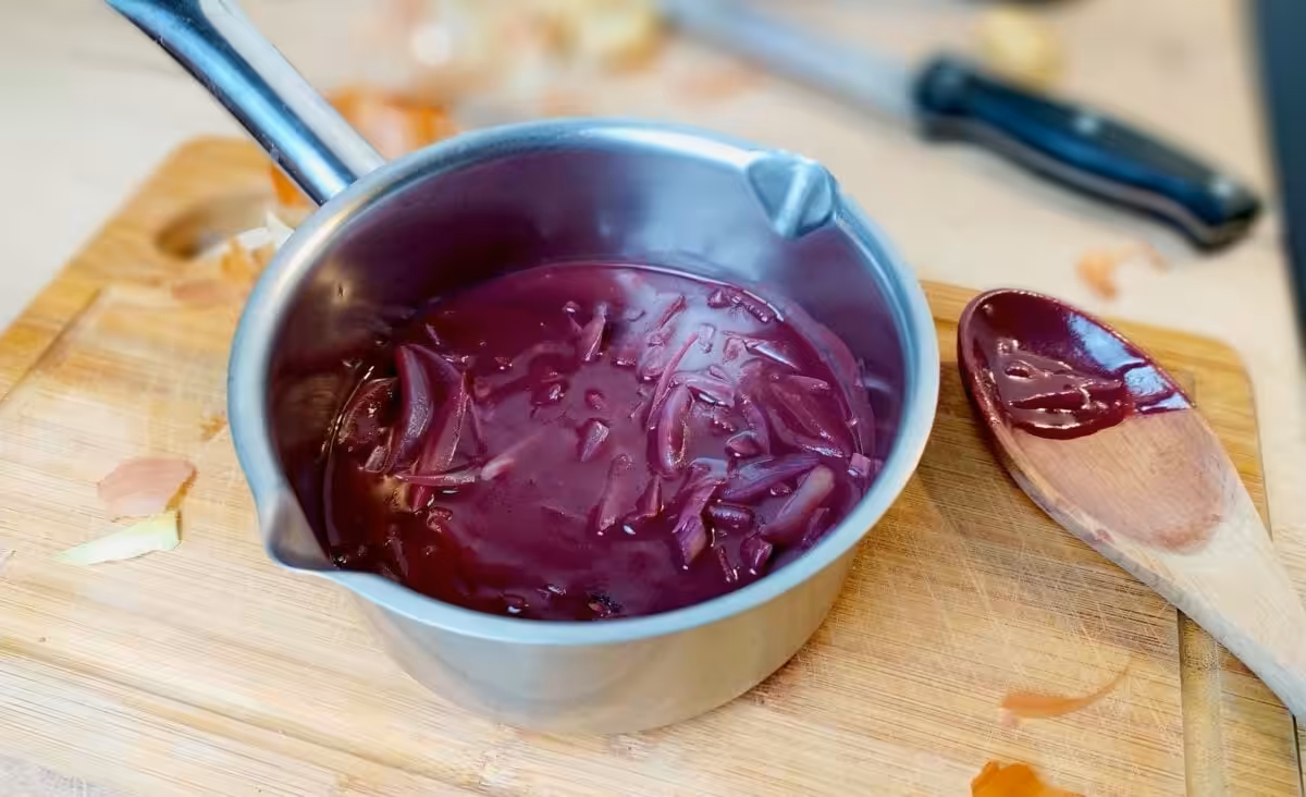 La photo représente la recette : Red port wine sauce
