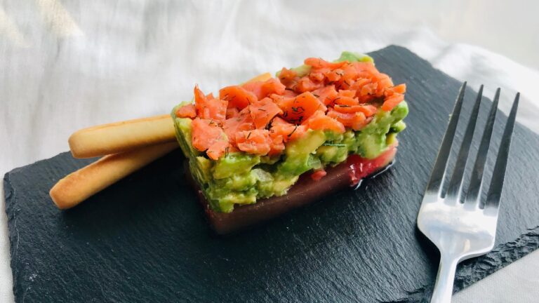 La photo représente la recette : Tartare d'avocat, saumon fumé et gelée de pamplemousse