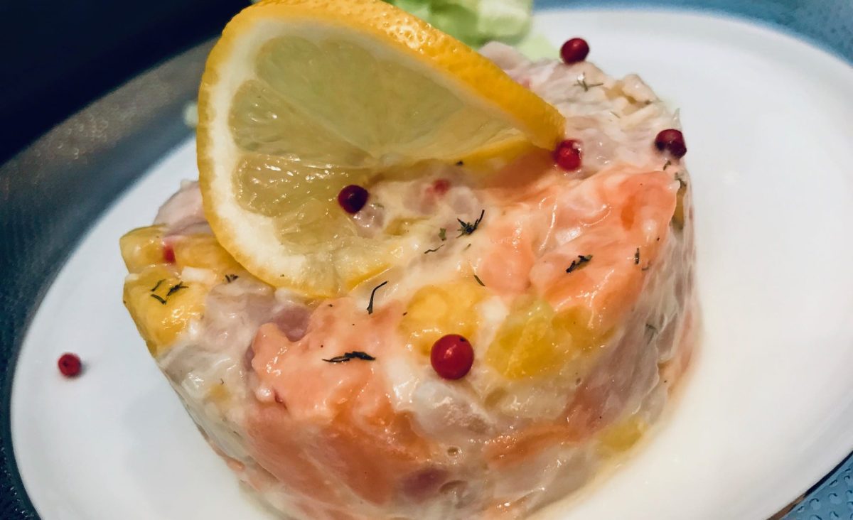 La photo représente la recette : Tartare de dorade et saumon à l'ananas et baies roses