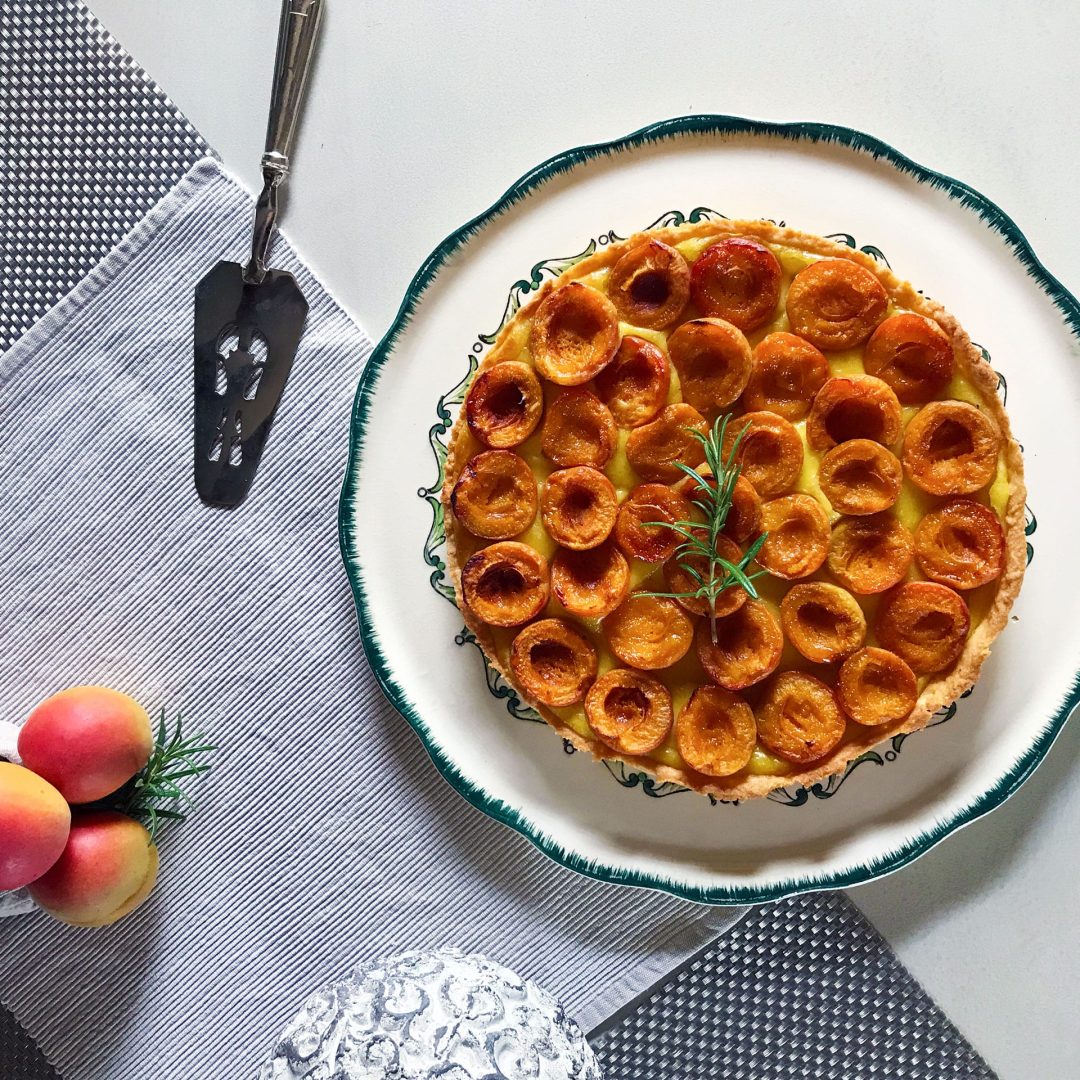 La photo représente la recette : Tarte abricots et romarin