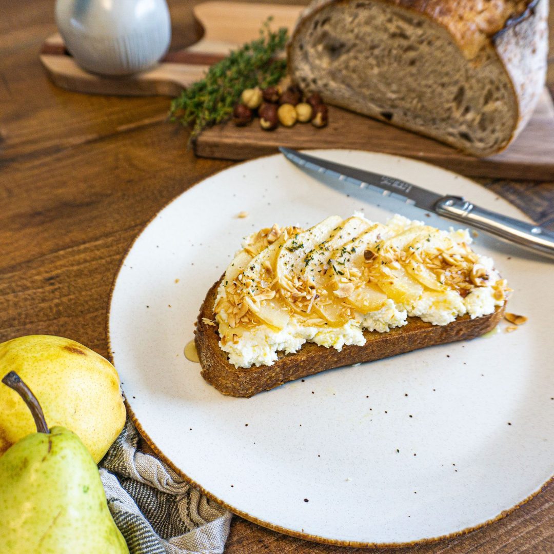 The photo represents the recipe: Ricotta and roasted pear tartine