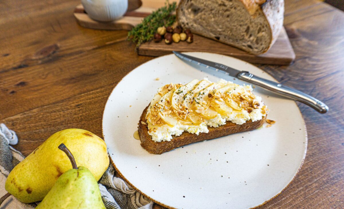 Tartine ricotta et poire rôtie