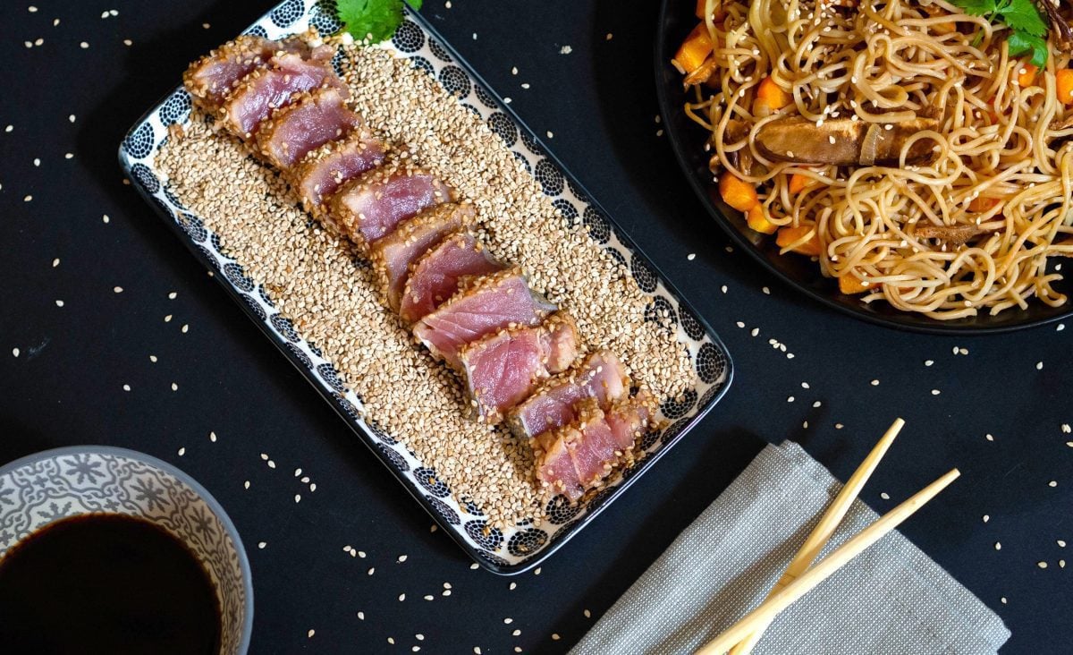 La photo représente la recette : Tataki de thon au sésame et son wok de nouilles Udon