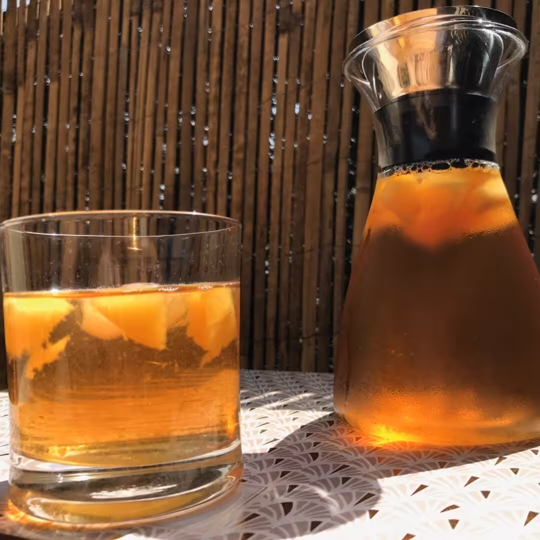 La photo représente la recette : Peach iced tea