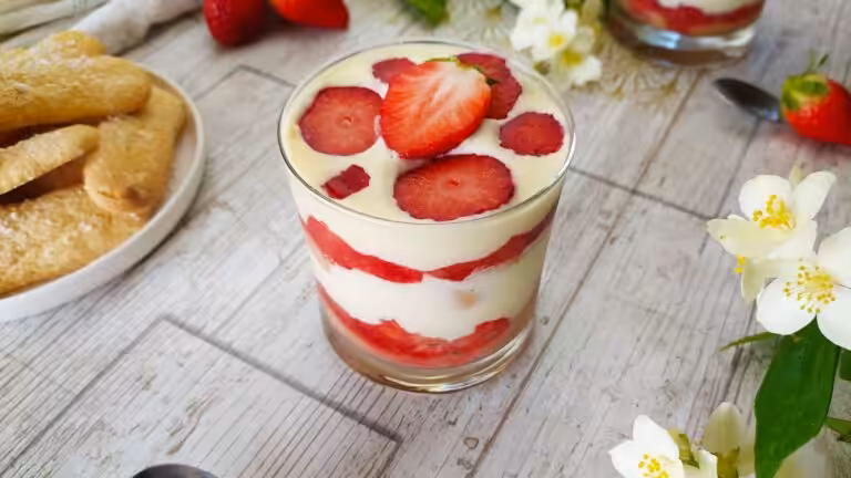 La photo représente la recette : Tiramisu aux fraises