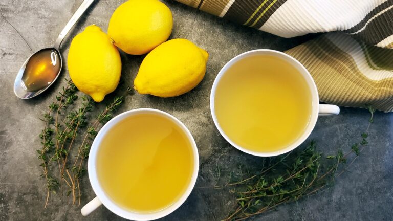 La photo représente la recette : Tisane au thym, miel, citron et gingembre