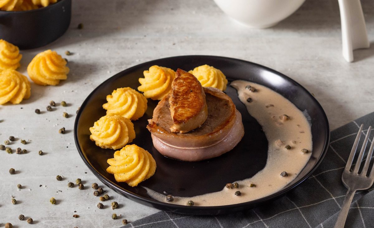 La photo représente la recette : Beef tournedos with pan-fried foie gras, duchesse potatoes and pepper sauce