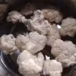 Velouté crémeux de chou-fleur, magret séché et crème de coco : La photo est une représentation de l'étape 2