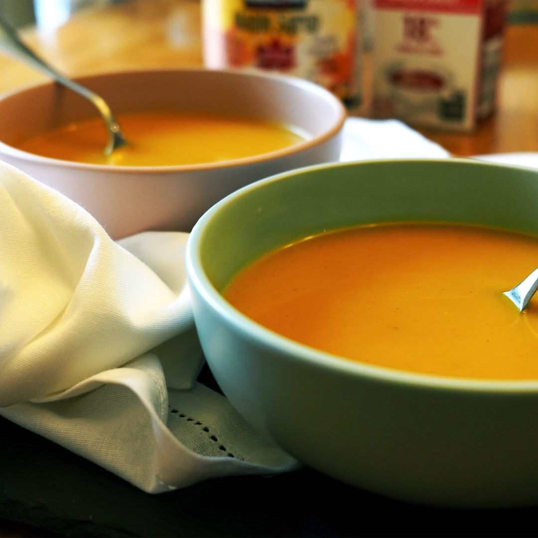 La photo représente la recette : Creamy squash soup with curry and caramelized shallots in maple syrup