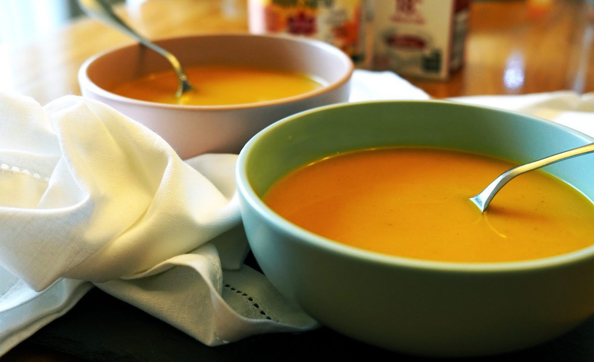 La photo représente la recette : Creamy squash soup with curry and caramelized shallots in maple syrup