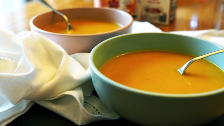 La photo représente la recette : Velouté de courge au curry et échalotes caramélisées au sirop d'érable