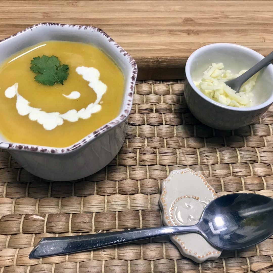 La photo représente la recette : Velouté de poireaux et courge musquée au curry et curcuma