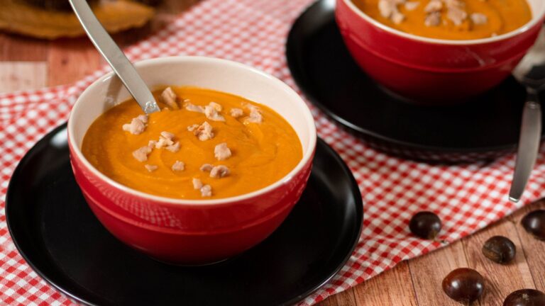 La photo représente la recette : Velouté de potimarron et  châtaignes
