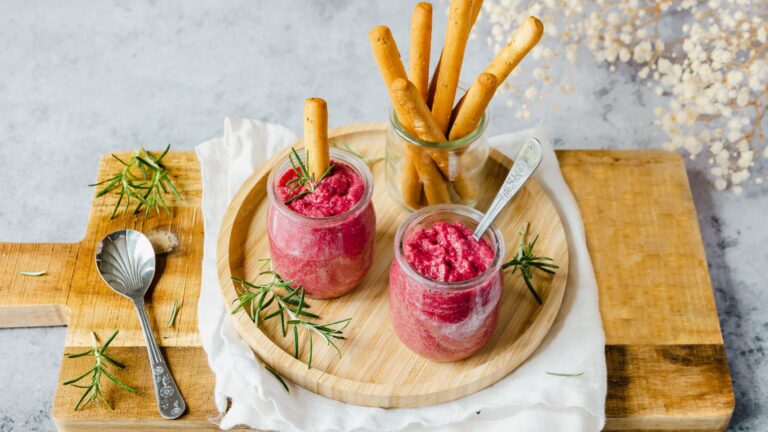 La photo représente la recette : Verrine à la betterave et fromage de brebis