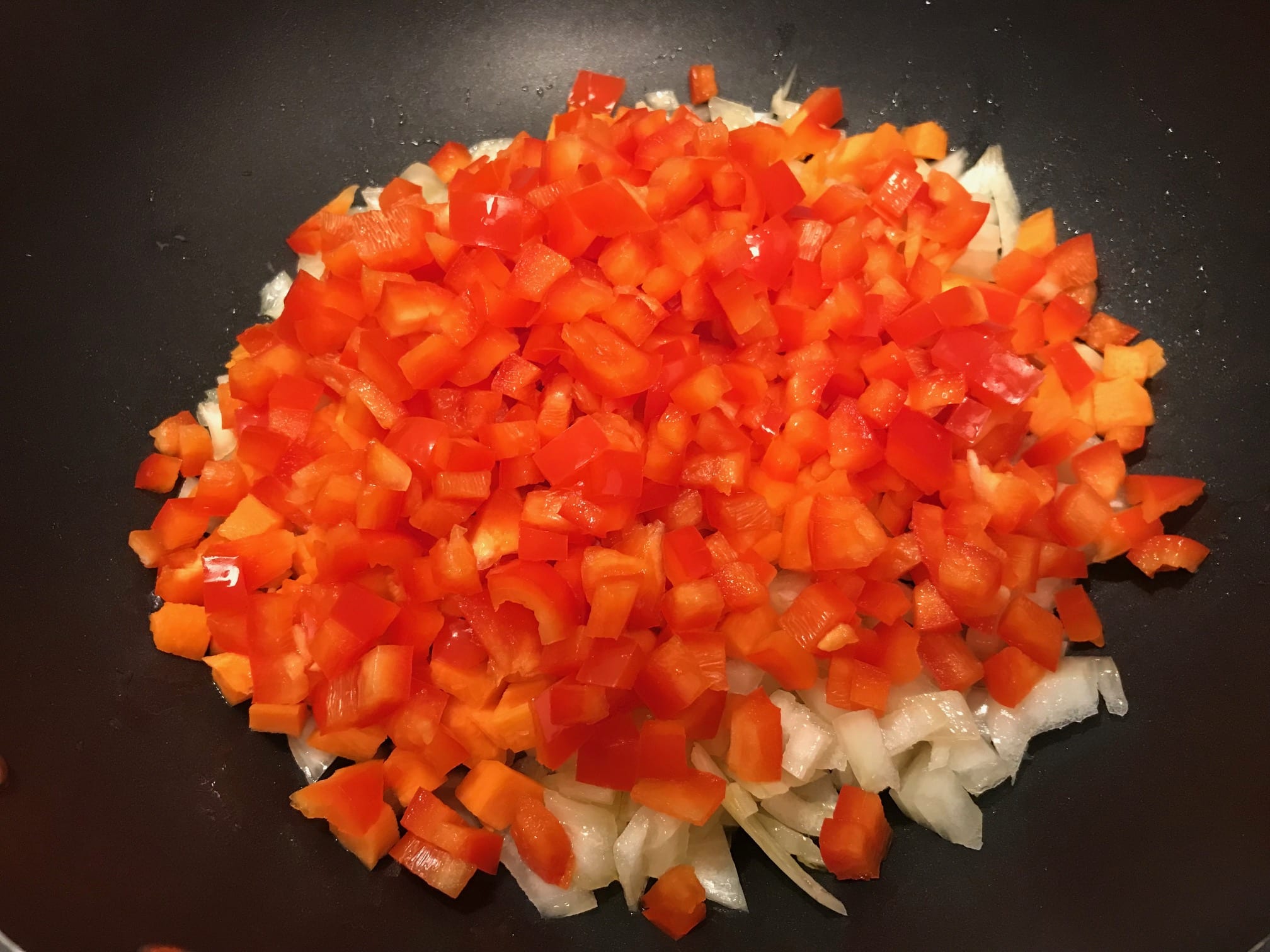 Noodle and vegetable wok with sesame seeds : La photo est une représentation de l'étape 4