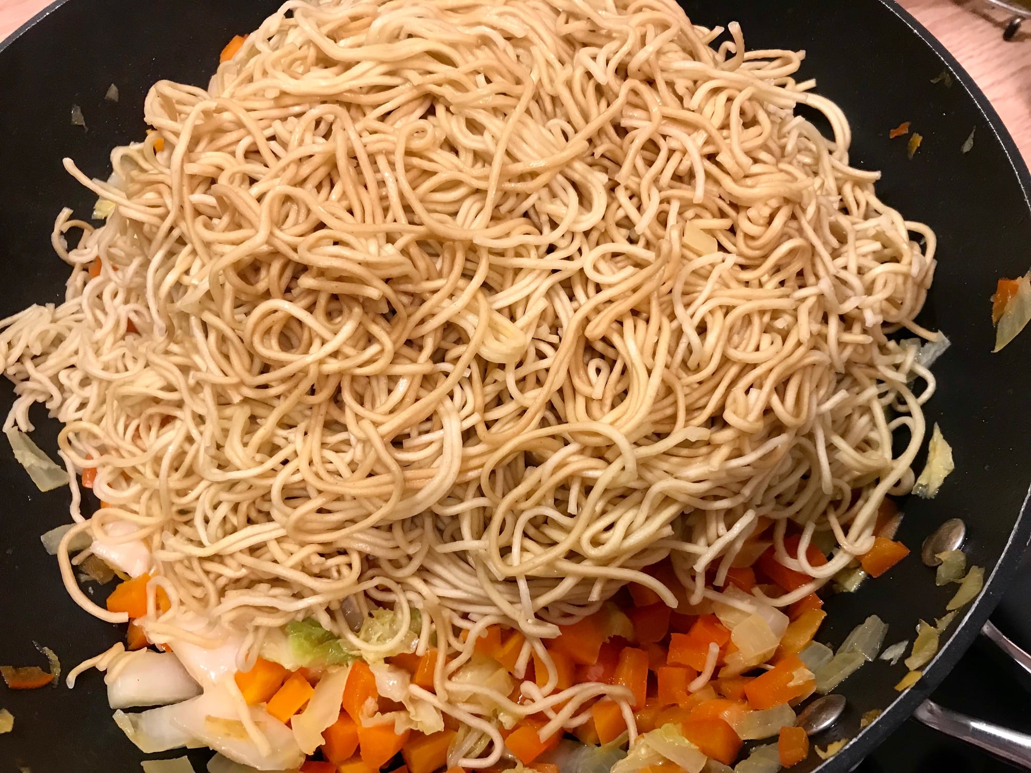 Noodle and vegetable wok with sesame seeds : La photo est une représentation de l'étape 7