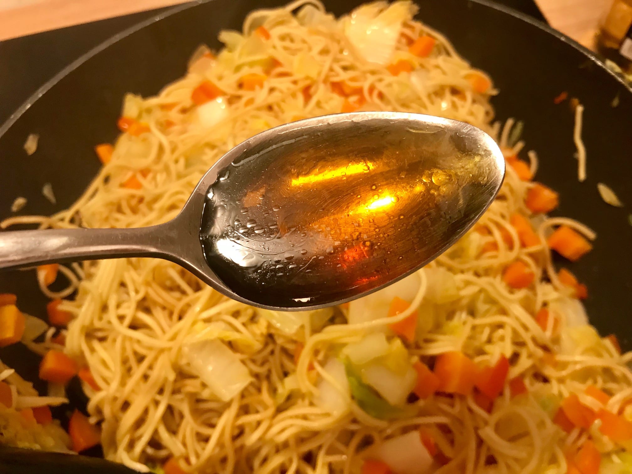 Noodle and vegetable wok with sesame seeds : La photo est une représentation de l'étape 8