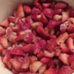 Verrines de mousse aux fraises et coulis de fraise : La photo est une représentation de l'étape 1