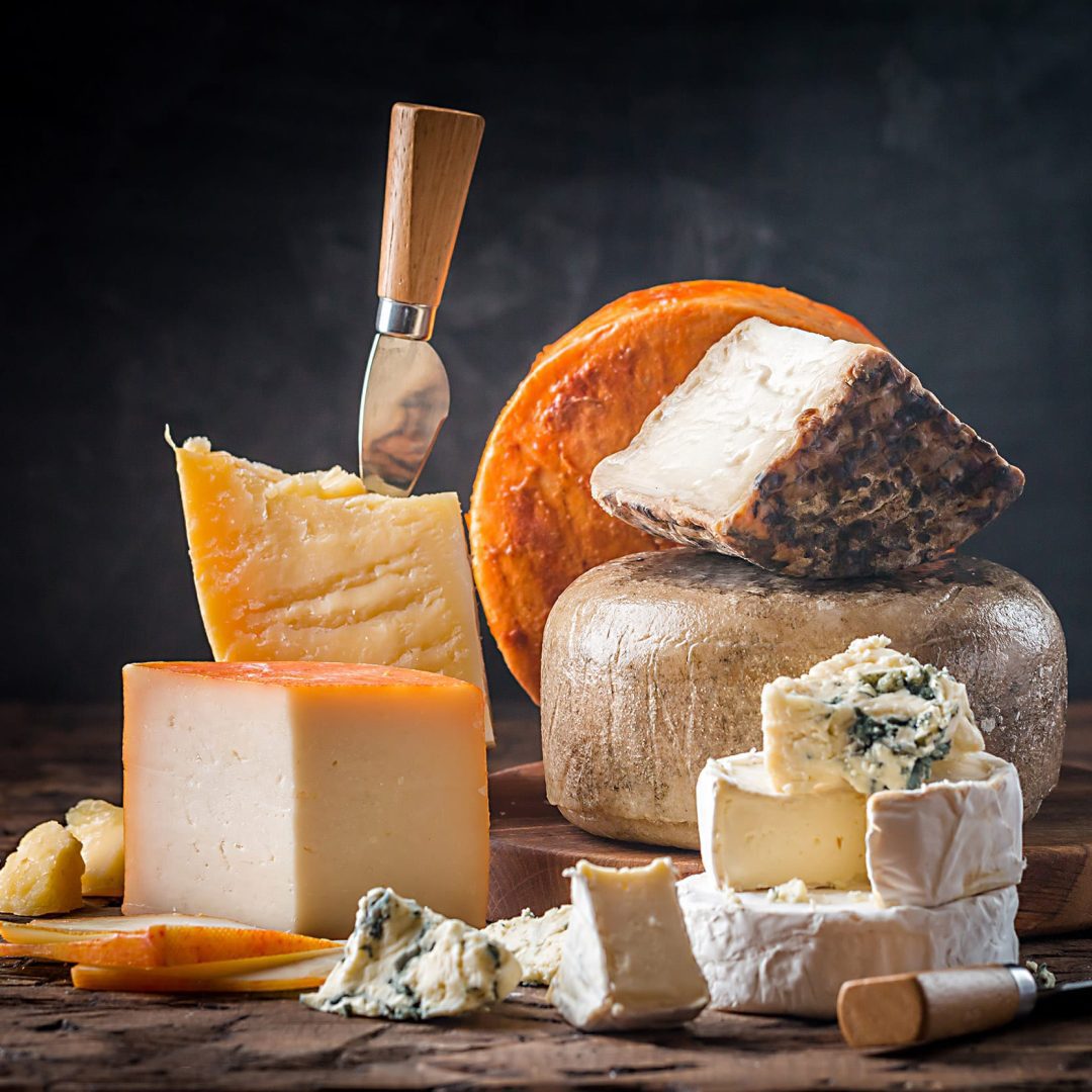 La photo représente l'article de lecture culinaire : Apprenez en plus sur l'histoire du fromage, sa fabrication et ses variétés