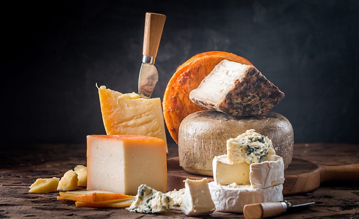 La photo représente l'article de lecture culinaire : Apprenez en plus sur l'histoire du fromage, sa fabrication et ses variétés