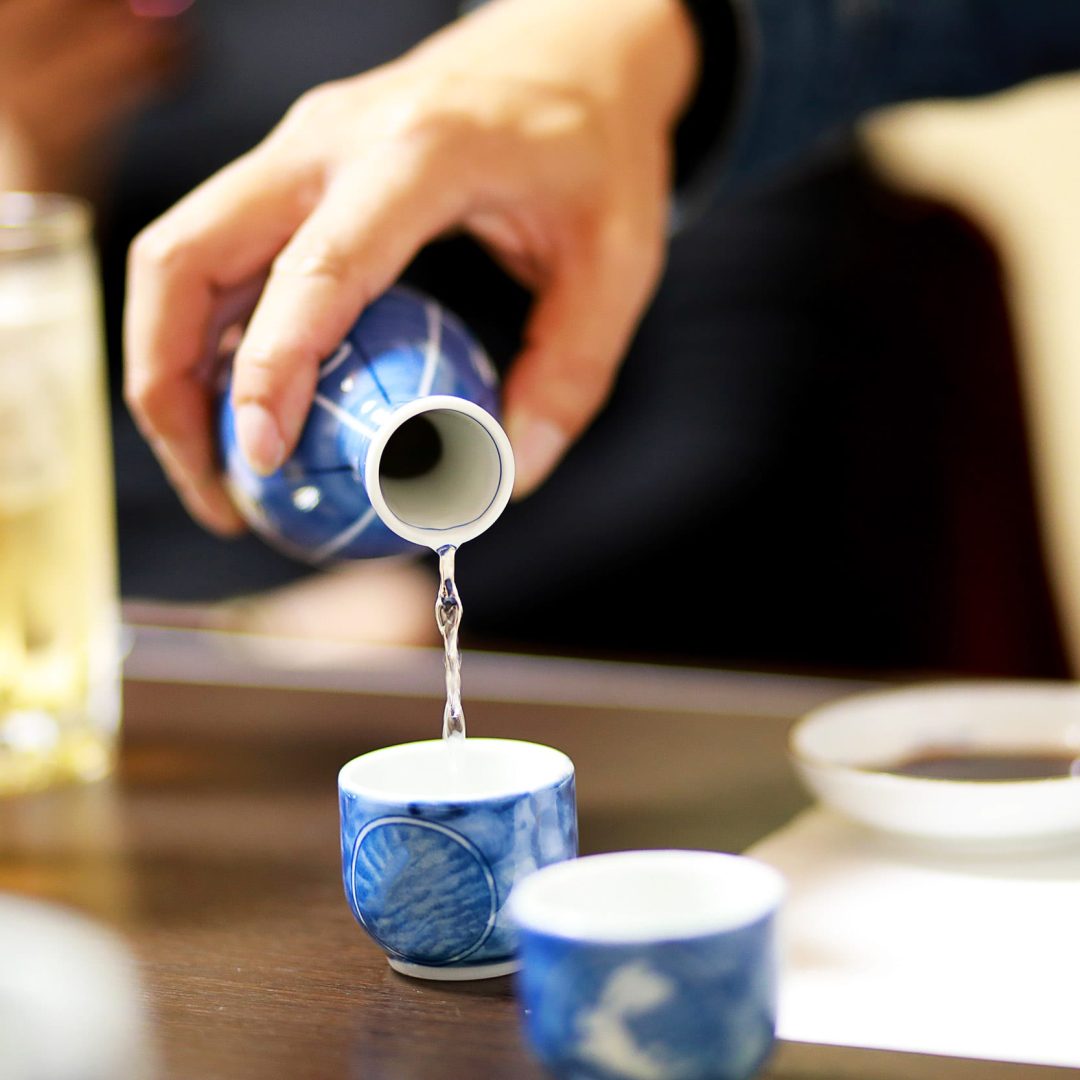 La photo représente l'article de lecture culinaire : Tout savoir sur le saké, l'alcool de riz japonais