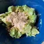 Crevettes marinées au lait de coco et citron vert, guacamole aux épices : La photo est une représentation de l'étape 3