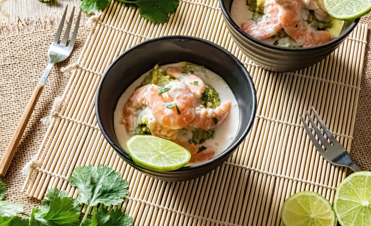 La photo représente la recette : Marinated shrimp in coconut milk and lime, spiced guacamole.