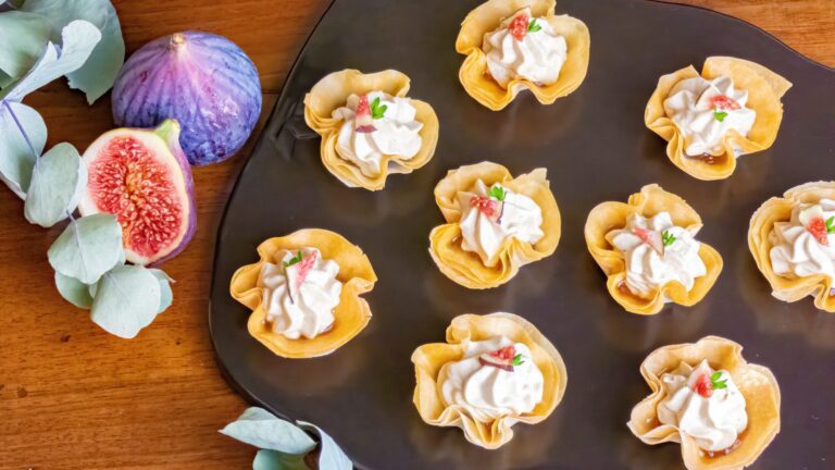 La photo représente la recette : Paniers croustillants à la mousse de foie gras et compotée de figue.