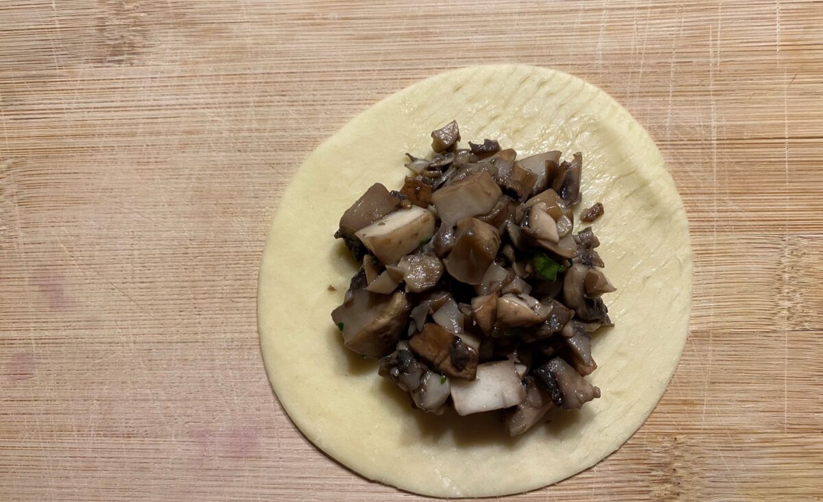 Ravioles de champignons, crème et huile de truffe : La photo est une représentation de l'étape 10