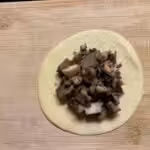 Ravioli with mushrooms, cream, and truffle oil : La photo est une représentation de l'étape 10