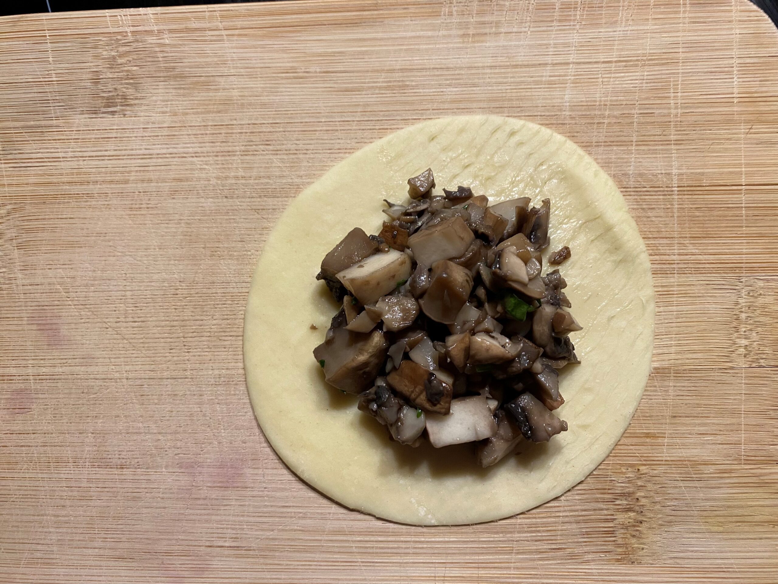 Ravioli with mushrooms, cream, and truffle oil : La photo est une représentation de l'étape 10