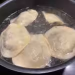 Ravioli with mushrooms, cream, and truffle oil : La photo est une représentation de l'étape 12