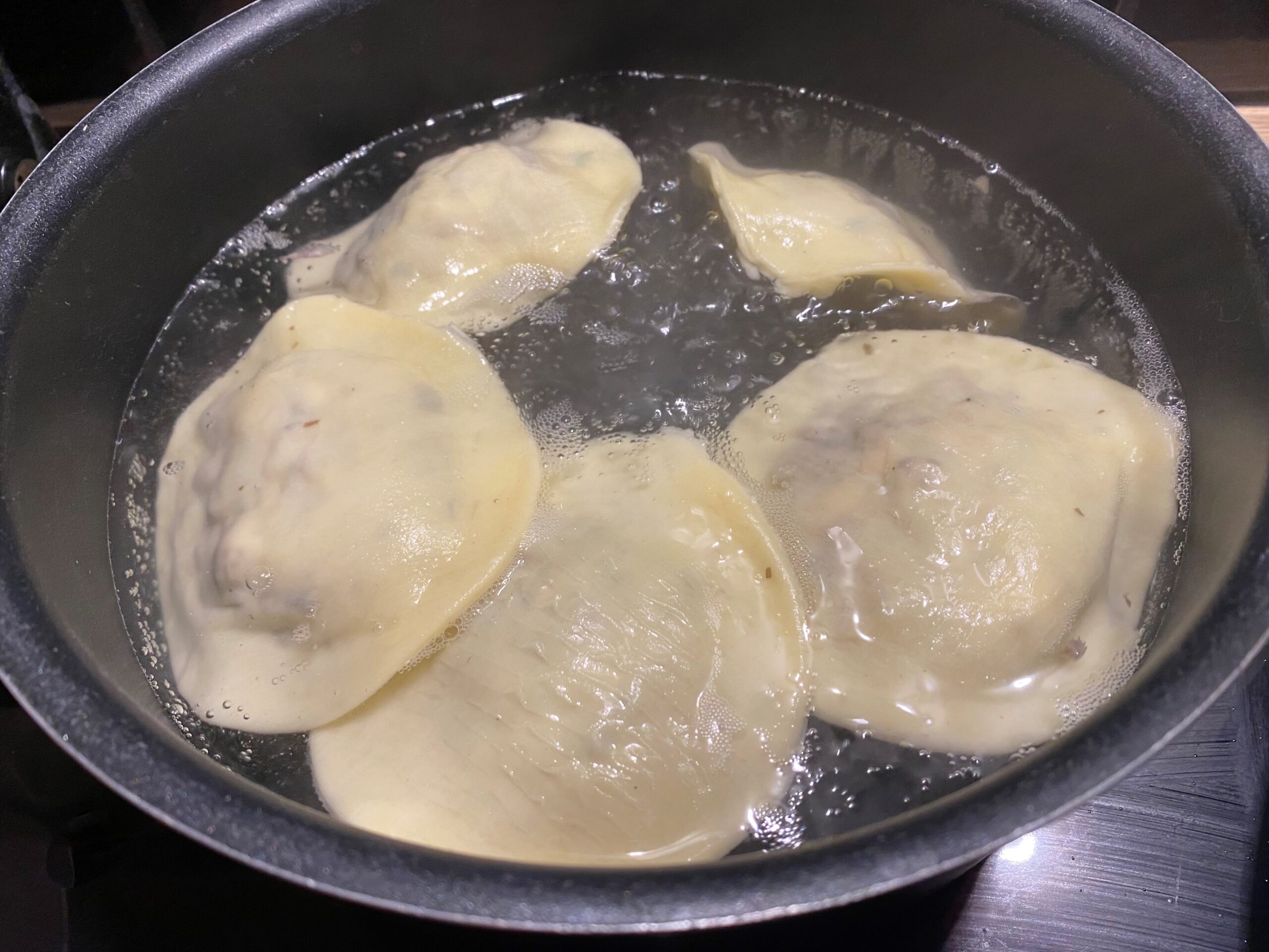 Ravioli with mushrooms, cream, and truffle oil : La photo est une représentation de l'étape 12