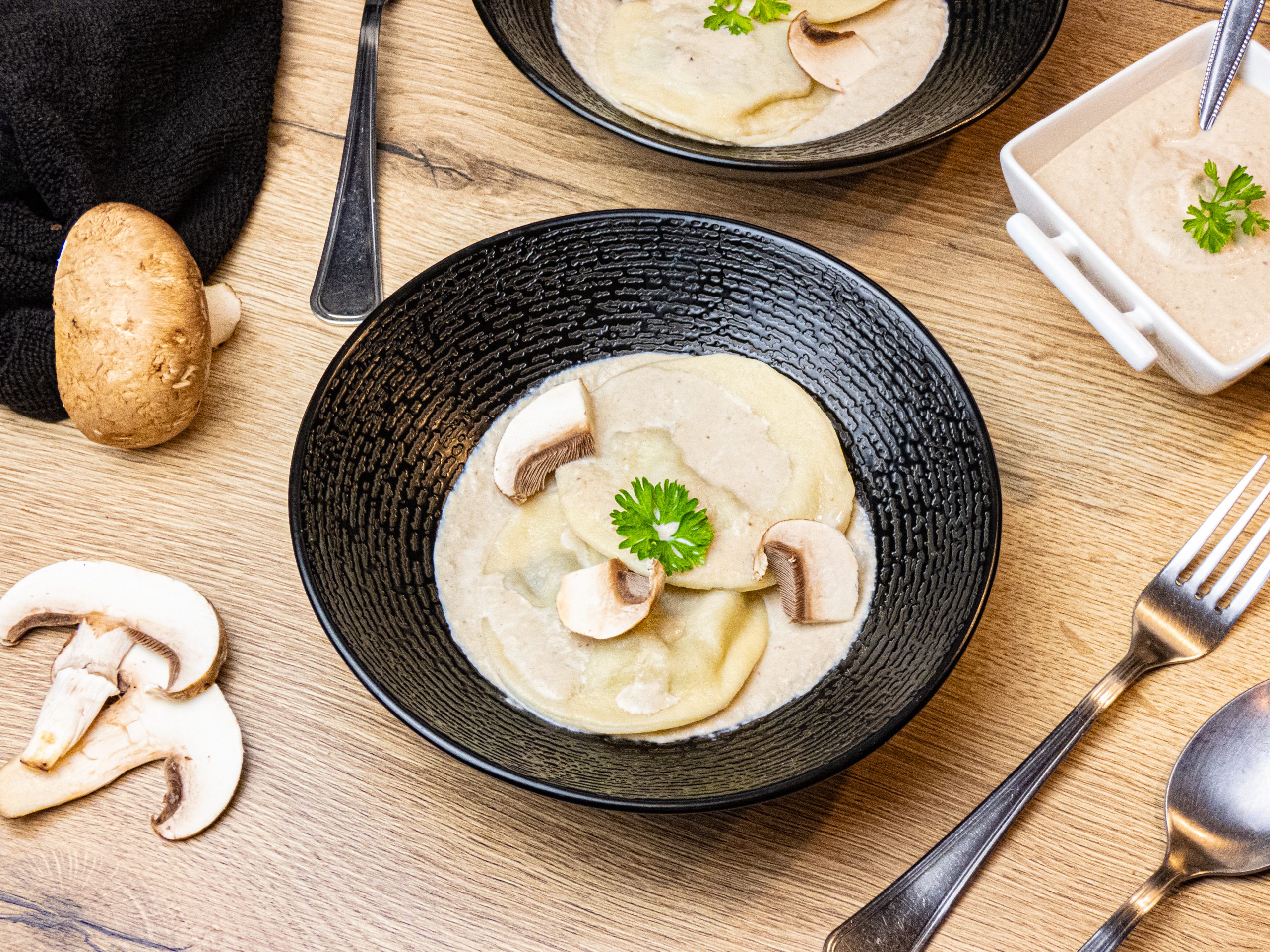 Ravioli with mushrooms, cream, and truffle oil : La photo est une représentation de l'étape 13