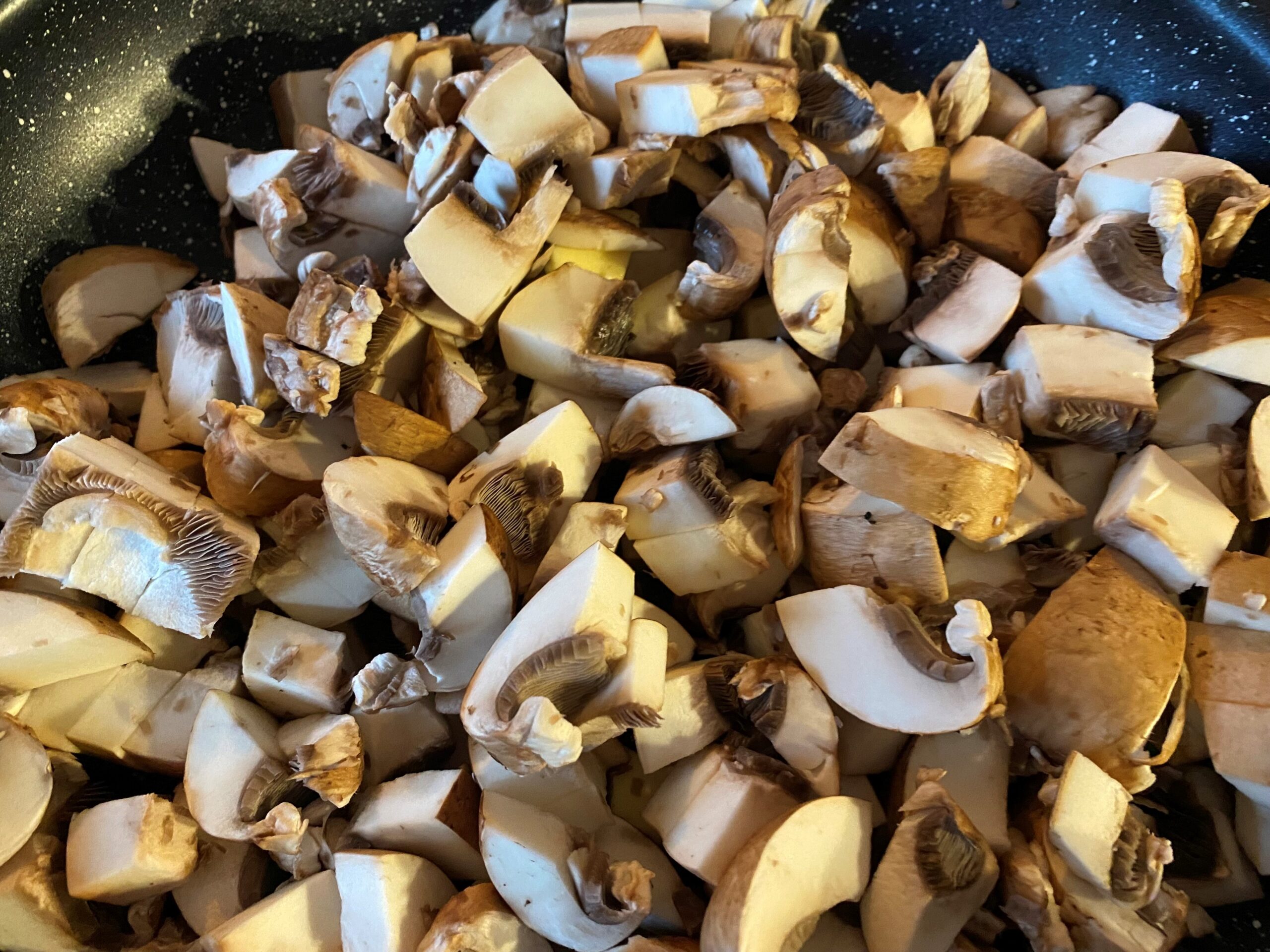 Ravioli with mushrooms, cream, and truffle oil : La photo est une représentation de l'étape 4