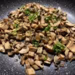 Ravioli with mushrooms, cream, and truffle oil : La photo est une représentation de l'étape 5