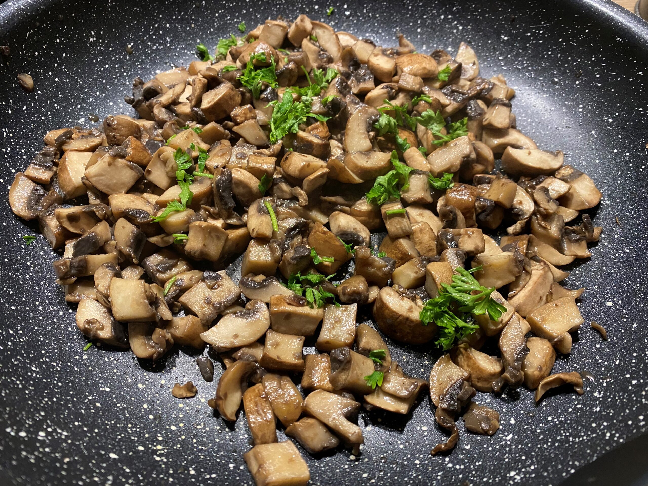 Ravioli with mushrooms, cream, and truffle oil : La photo est une représentation de l'étape 5