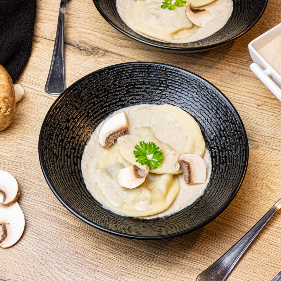 La photo représente la recette : Ravioles de champignons, crème et huile de truffe