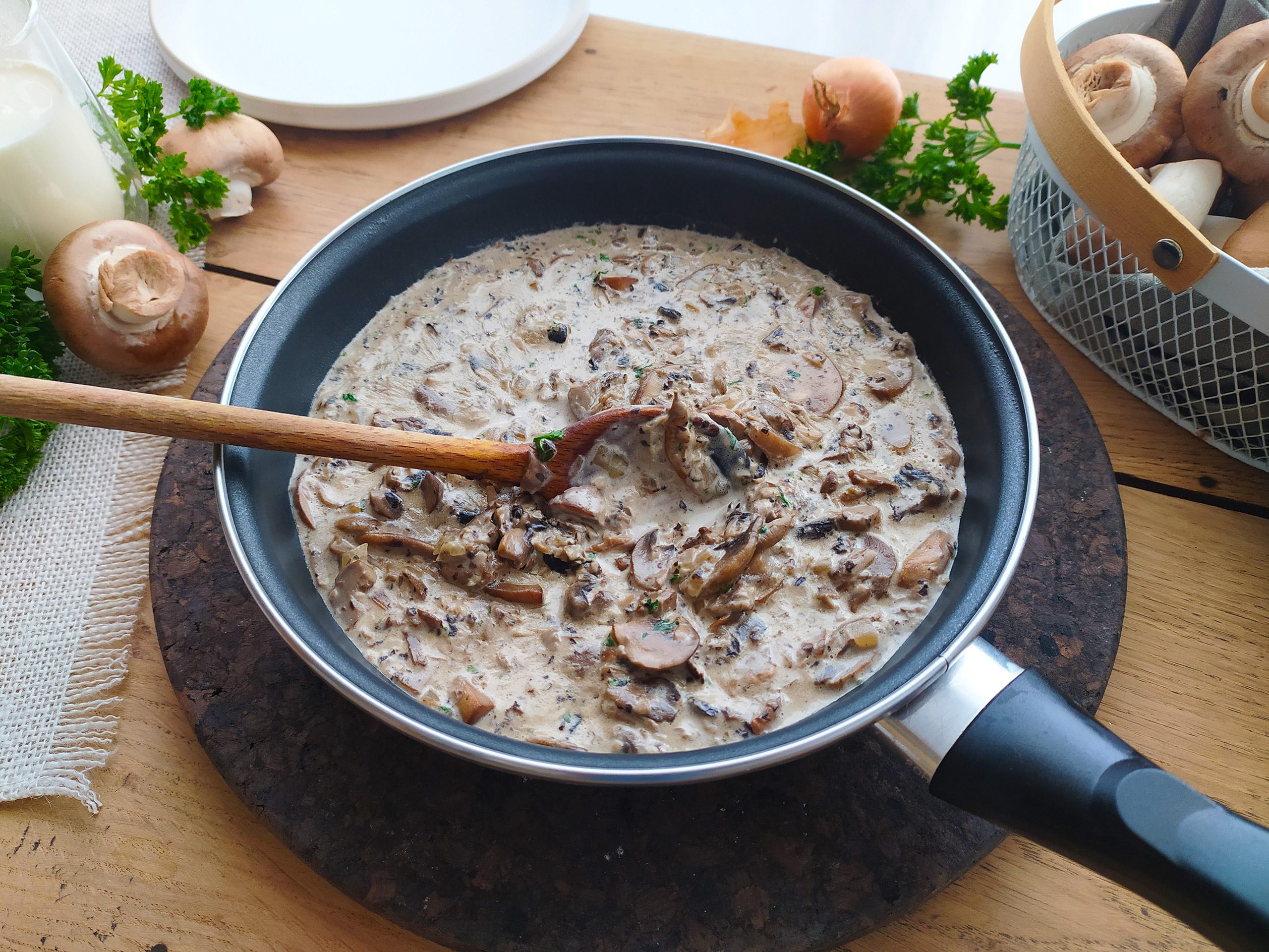 Stuffed Poultry Ballotines with Chestnuts, Mushroom Sauce, and Butternut Puree : La photo est une représentation de l'étape 1