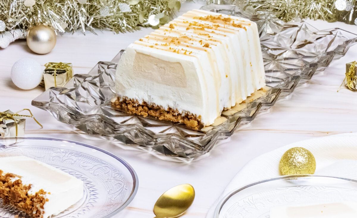 La photo représente la recette : Bûche de Noël glacée vanille et caramel beurre salé avec biscuit spéculoos