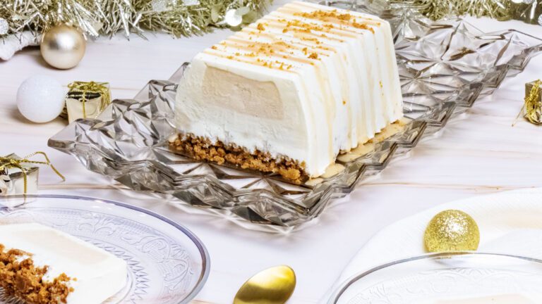 La photo représente la recette : Bûche de Noël glacée vanille et caramel beurre salé avec biscuit spéculoos