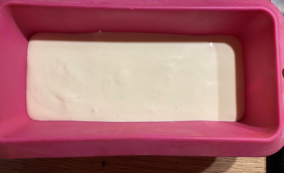 Bûche de Noël glacée vanille et caramel beurre salé avec biscuit spéculoos : La photo est une représentation de l'étape 12