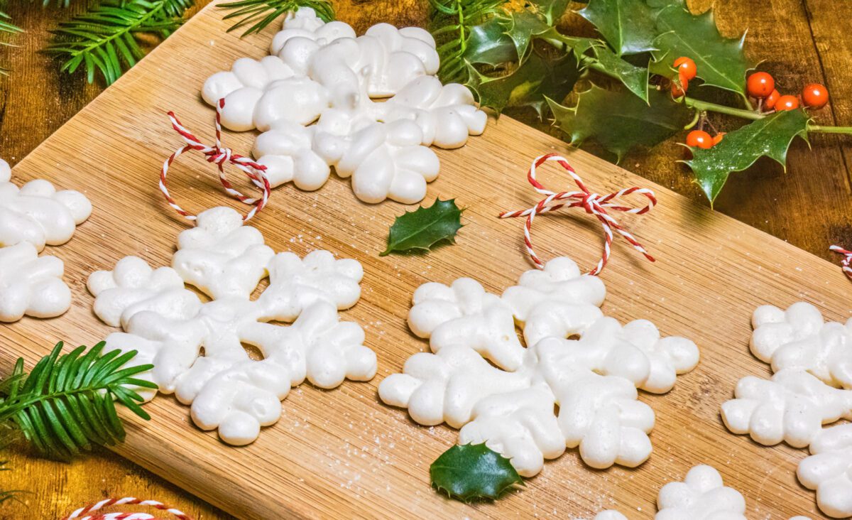 La photo représente la recette : Meringues en forme de flocons de Noël