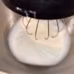 Meringues en forme de flocons de Noël : La photo est une représentation de l'étape 2