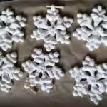 Meringues en forme de flocons de Noël : La photo est une représentation de l'étape 5