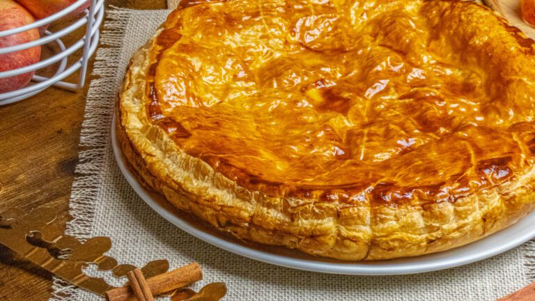 La photo représente la recette : Galette des rois aux pommes et à la cannelle